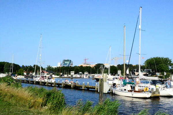 Jachthaven De Boekanier, Nieuwe Meer, met op de achtergrond de Zuidas -  door victorien koningsberger