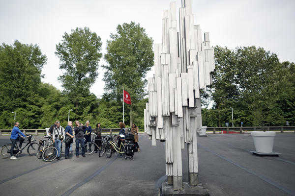 Foto (c) Thomas Lenden, gemaakt tijdens Nieuw-West Open fietstocht langs 60 jaar kunst in de openbare ruimte in Overtoomse Veld